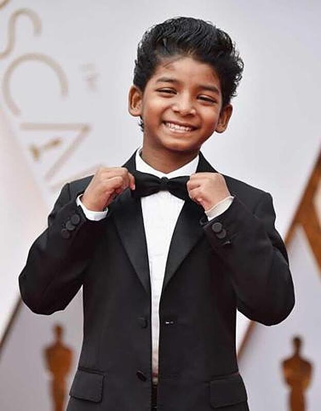 Sunny se atusa la pajarita en la 89ª edición de los Oscars.