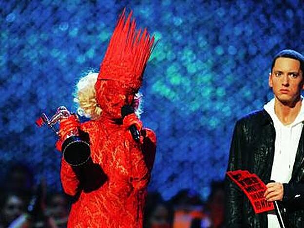 En 2009 recogió el premio a Mejor Artista Revelación en los MTV Video Music Awards vestida de Alexander McQueen y con máscara.