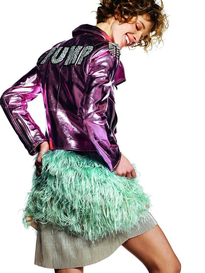 Chaqueta perdecto de Mango con broche de Nº21. El vestido de plumas es de Alberta Ferretti y el plateado de Desigual.