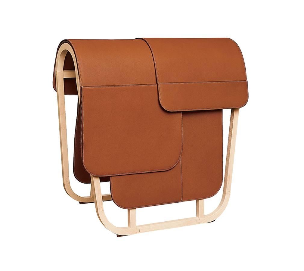 Equilibre es una obra de artesanía con estructura en arce natural y "hojas" en becerro. Una propuesta de Hermès. hermes.com.