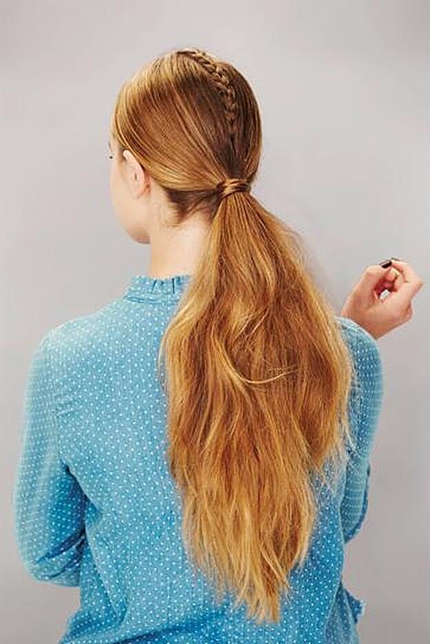 Mini trenza con coleta baja.