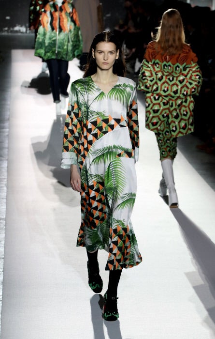 La mujer de Dries van Noten huye de los accesorios, pero cuida con mucho mimo los zapatos, que adquieren un carácter muy naif.