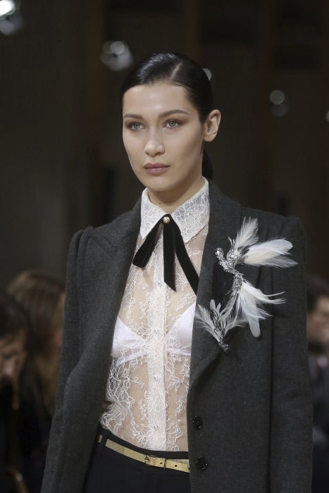 Bella Hadid desfiló para la icónica firma francesa.