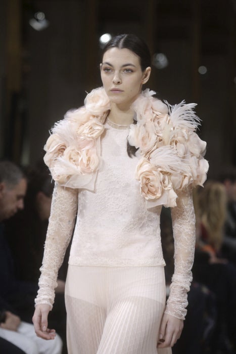 Los tonos empolvados y las transparencias conviven en el mismo look para derrochar feminidad.