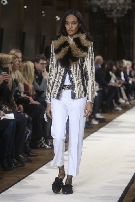 Fiel a su sofisticación, sus chaquetas se llenan de brillo.