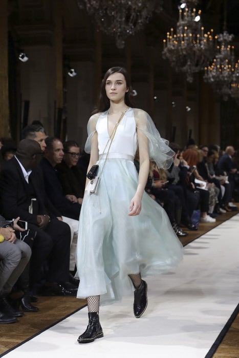 Las medias de rejilla, el toque punk en los delicados looks de Lanvin.