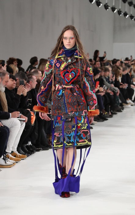 John Galliano decostruye la sastrería en su colección del próximo invierno.