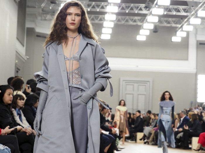 Los escotes pronunciados revelan, sin ningún pudor, sujetadores anudados.