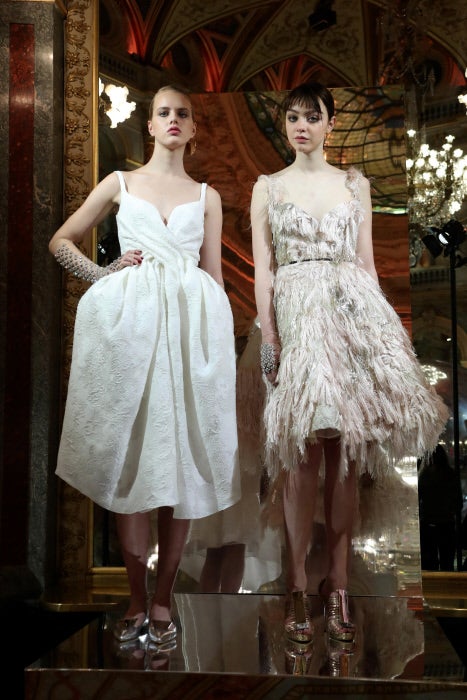 Los vestidos de largo midi, de tirantes y con cuerpo tipo bustier triunfan entre lo nuevo de Paul Ka.