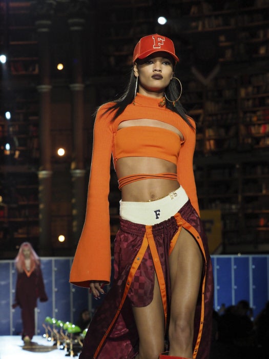 Rihanna volvió a apostar por prendas arriesgadas: pantalones de chándal con corchetes, tops cut cut y pednientes de aros.
