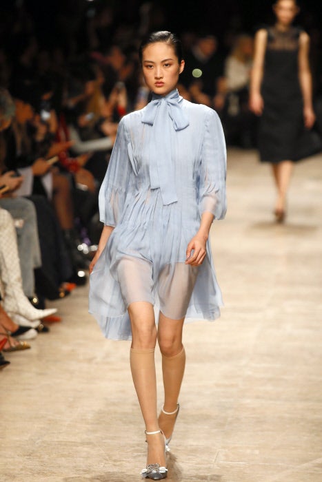 El diseñador ha mantenido el ADN de la casa en los materiales como el cachemira, el brocado, el mikado o las lentejuelas.