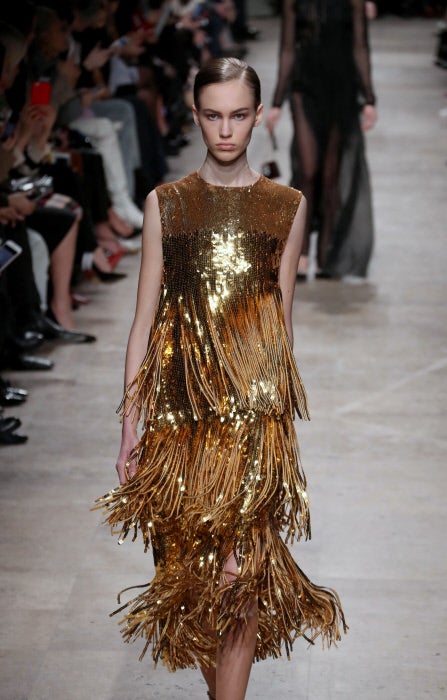 Lo nuevo de Rochas derrocha glamour y está repleta de looks para brillar en sentido literal.