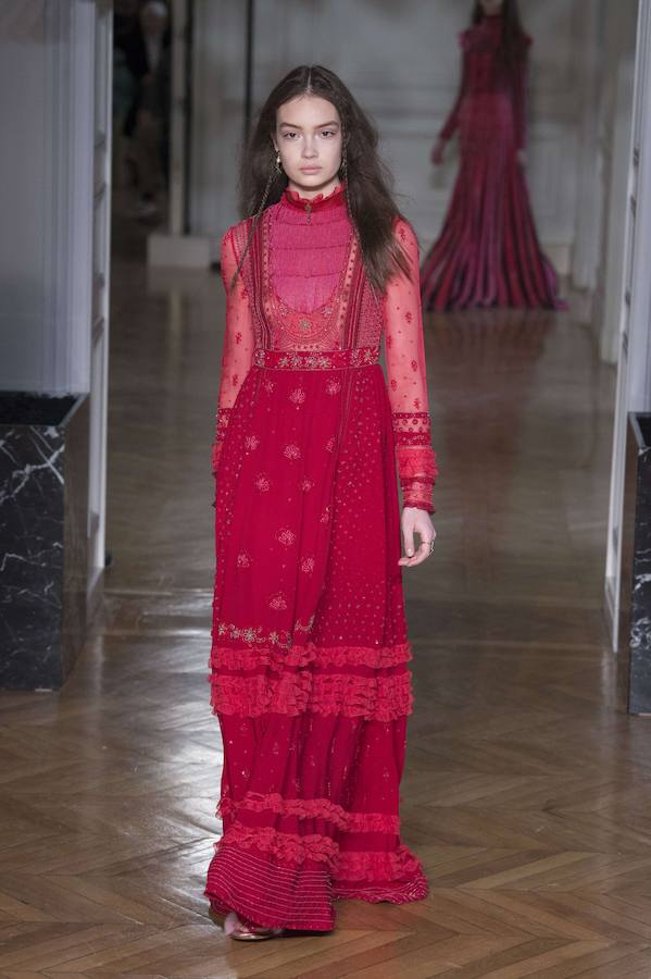 El terciopelo sirve como excusa a Pierpaolo Piccioli para crear vestidos de corte victoriano con los que nos traslada al pasado.