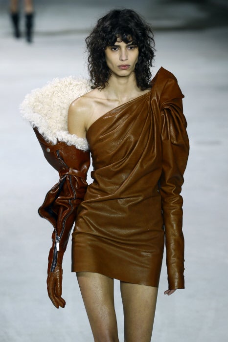 Lo nuevo de Anthony Vaccarello para Yves Saint Laurent está repleto de piel, cortes asiméricos y aires ochenteros.