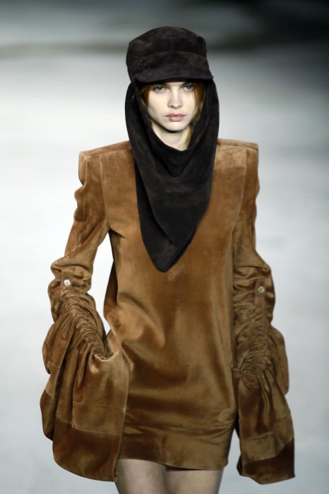 Como en la temporada anterior, Vaccarello se inspiró en diseños de cóctel de los años 80 con volumen que marcaron el estilo de la firma francesa.