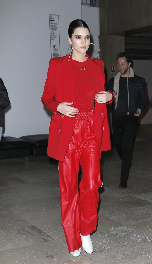 Kendall Jenner, como su amiga Bella, apuesta por el rojo en un look de estilo 'athlelic' con americana, top, pantalón de chándal y botines blancos.