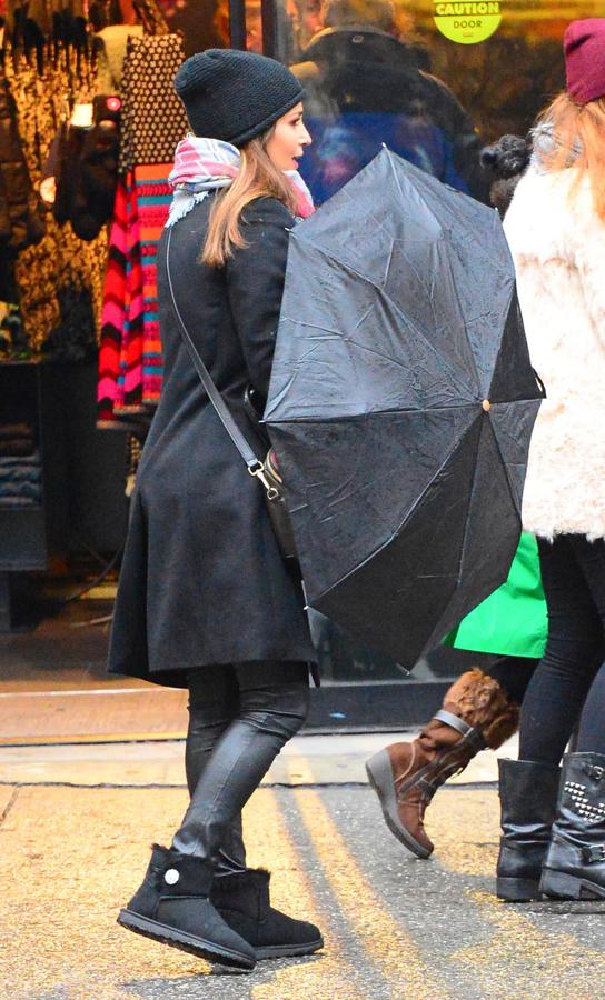 Paula Echevarría usa sus Ugg bajas para no calarse los días lluviosos. Aunque opta por el negro para, pone un toque de colot con su pañuelo en varios tonos.