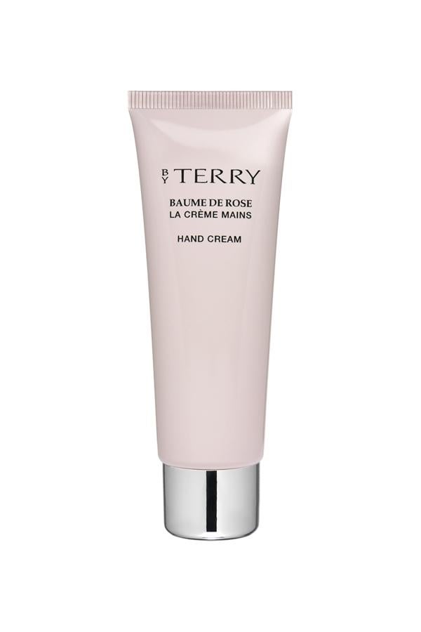 Actúa como un precioso envoltorio que se funde con la piel, gracias a su reparadora y nutritiva fórmula, y a su textura suave, calmante y no-grasa. Enriquecida con polvos perlados, envuelve la piel de una sensación aterciopelada, dejándola flexible, suavizada y luminosa. (35€, 75 ml)