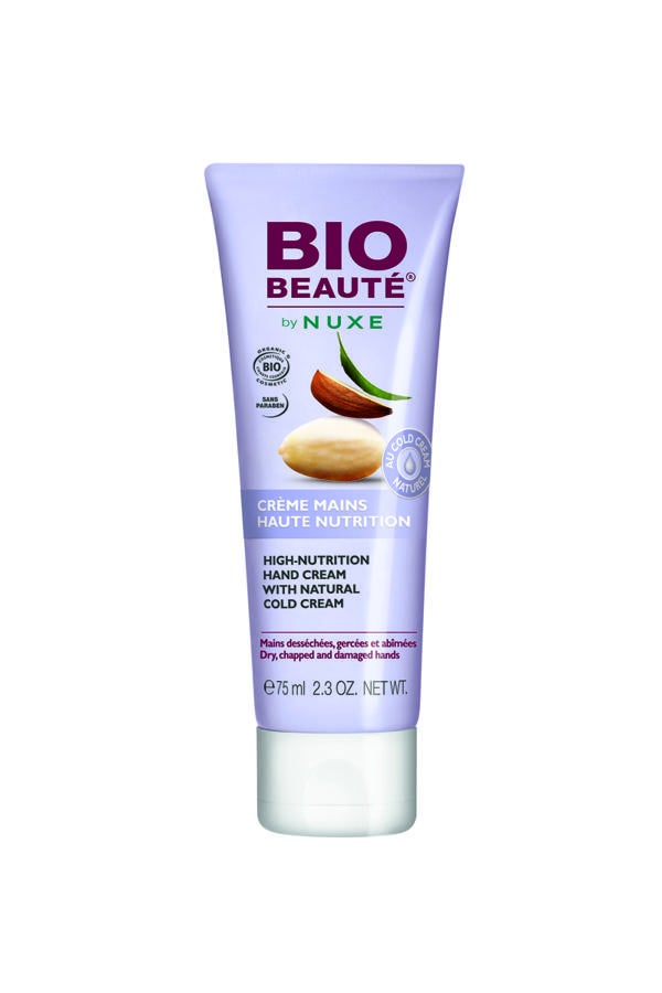 Envuelve las manos con una suavidad nutritiva sin dejar un acabado graso o pegajoso. El Cold Cream Natural de la firma (aceite de almendras dulce, cera de abeja y agua de rosa, las tres ecológicas) se asocia con la manteca de karité y los aceites de jojoba y de coco, con propiedades emolientes y protectoras. (9,90€, 75 ml)