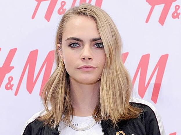 Cara Delevingne con long bob en un rubio miel.