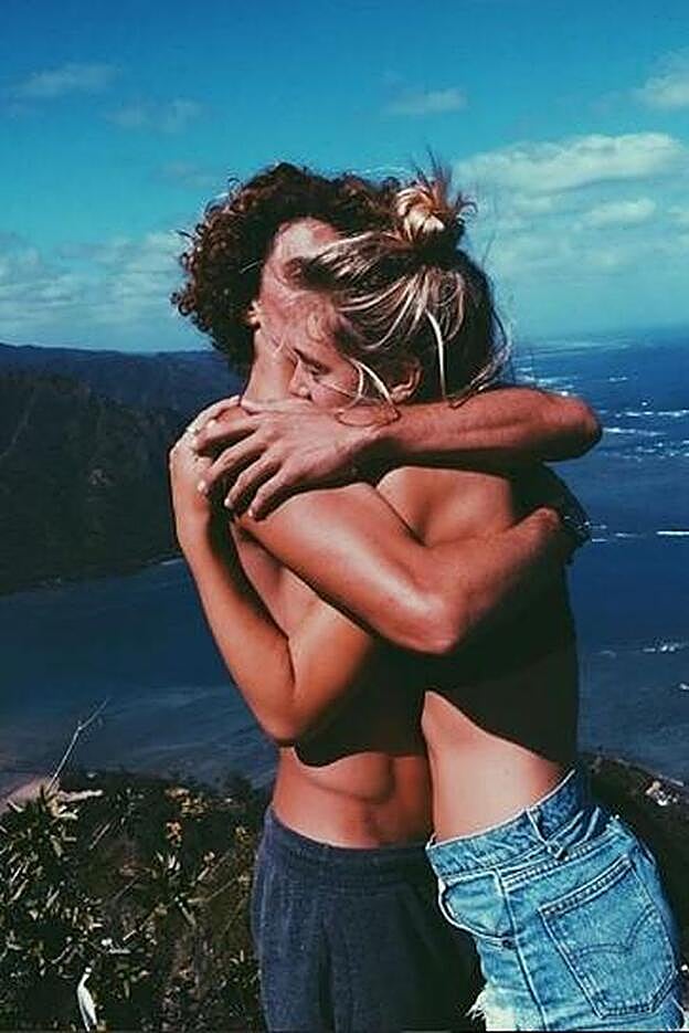 La ex pareja en un abrazo.