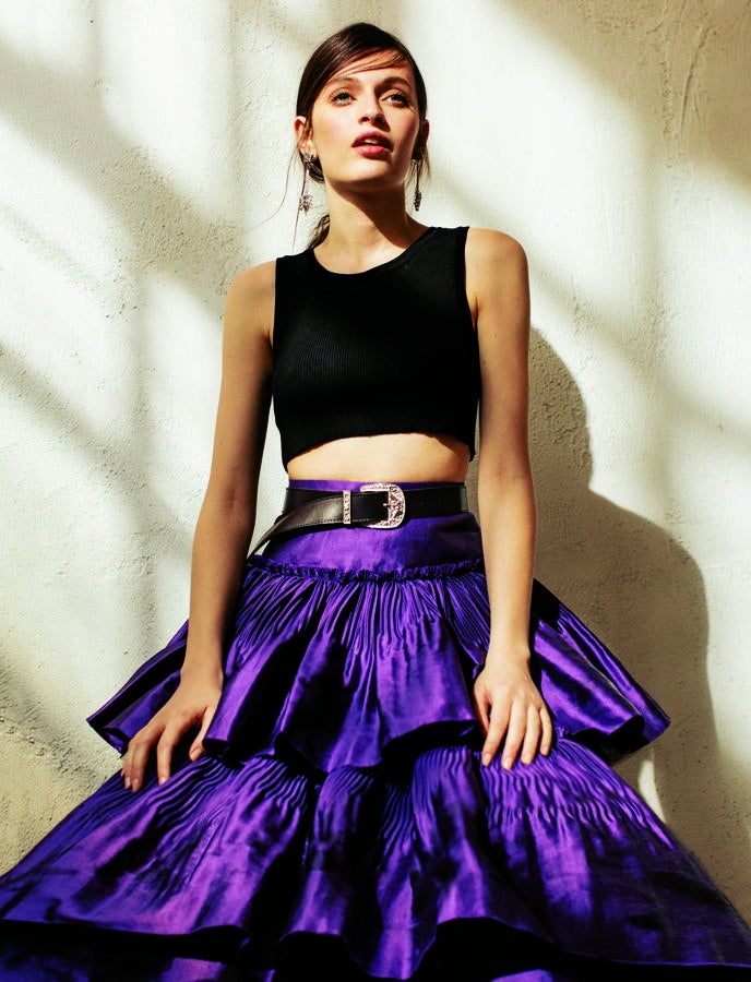 Top, falda de volantes fruncidos y cinturón, todo de Alberta Ferretti.Pendientes de Radá.