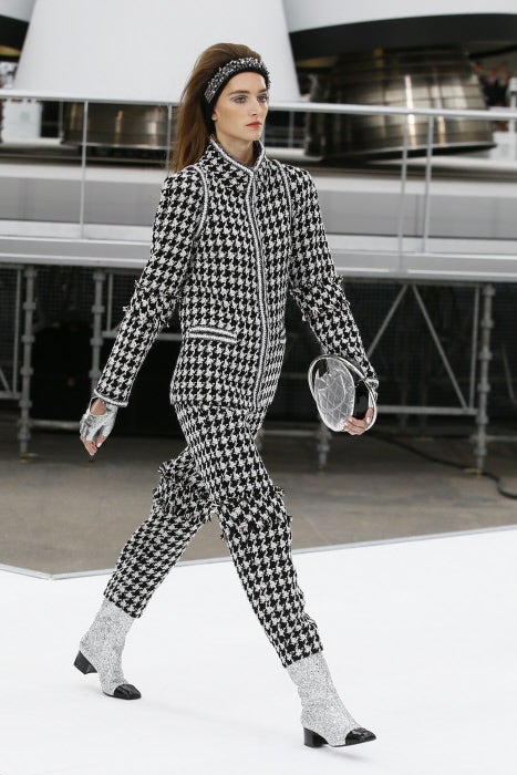 Los mitones, una de las prendas fetiche del kaiser, se tiñen de plateado.