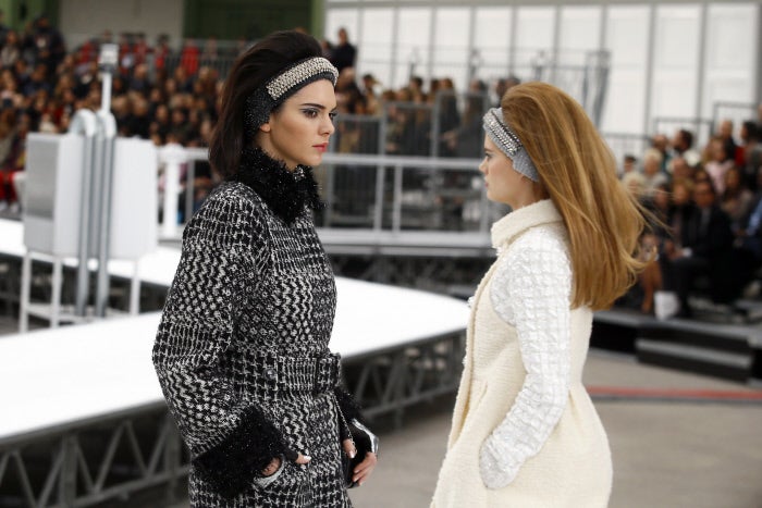 Aunque la puesta en escena era de lo más compleja, las siluetas eran sencillas y con cortes que recordaban a los años 60, la época en la que el hombre pisó la luna.