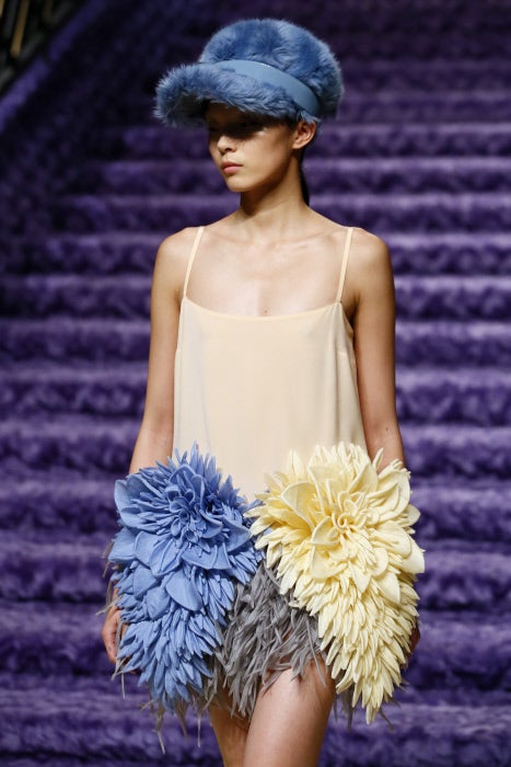 La firma juega con los volúmenes en los vestidos lenceros.