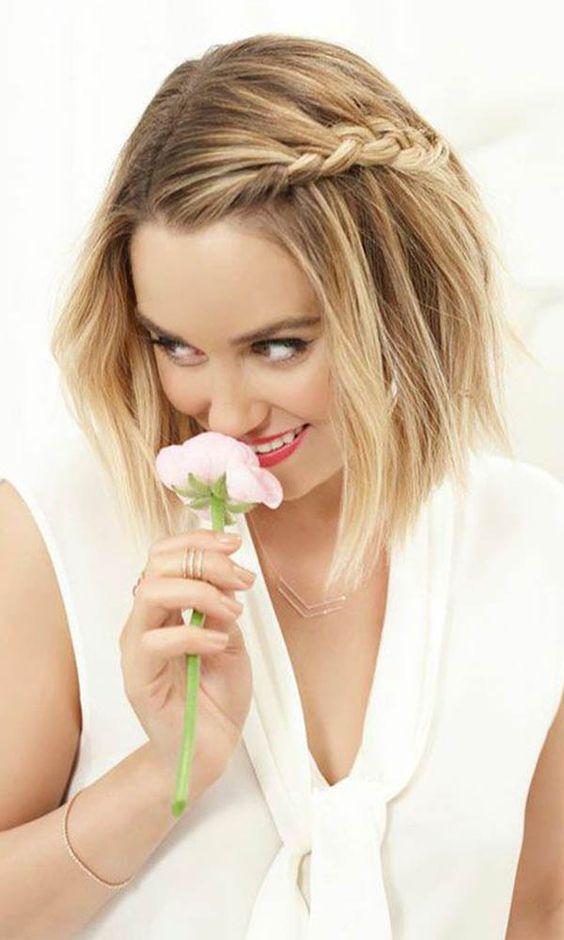 Un peinado muy sencillo y a la vez elegante si luces un bob o media melena. Solo tienes que recogerlo en un lado con una trenza clásica o de raíz. Puedes añadirle también algún accesorio.