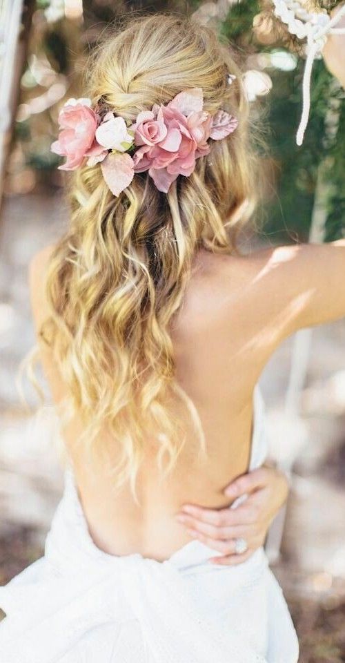 Los looks románticos se llevan mucho para las novias y las melenas sueltas también. Puedes semirrecogerla con una coleta de nudo, ondular el resto del pelo y adornarlo con una corona de flores.