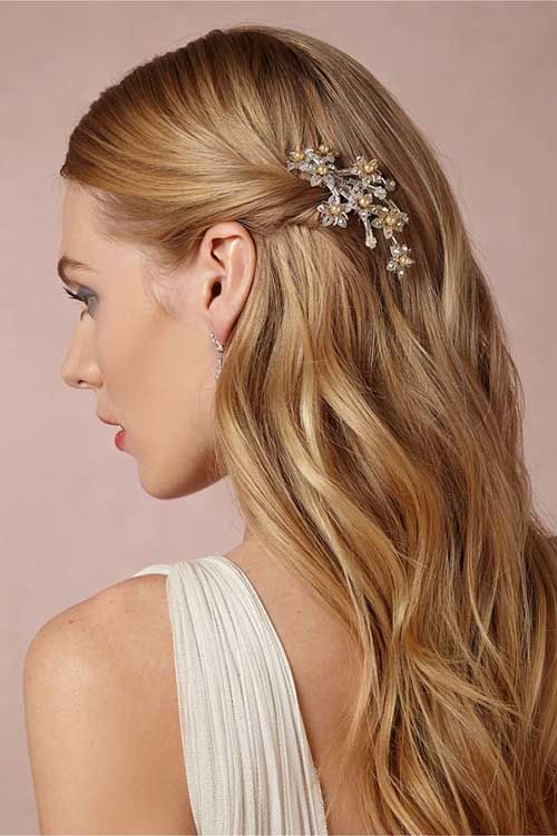 Las melenas sueltas con ondas ligeras o surferas son tendencia para las novias 2017. Puedes recogerla a un lado con accesorio de pelo.