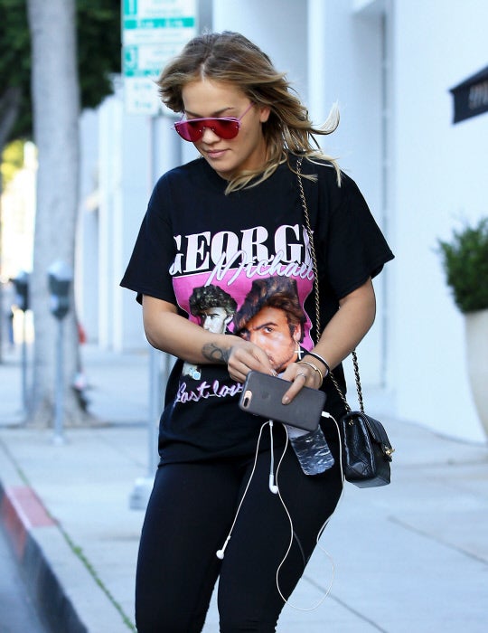 Al salir del gimnasio, la actriz se protegió del sol con unas gafas rojas.