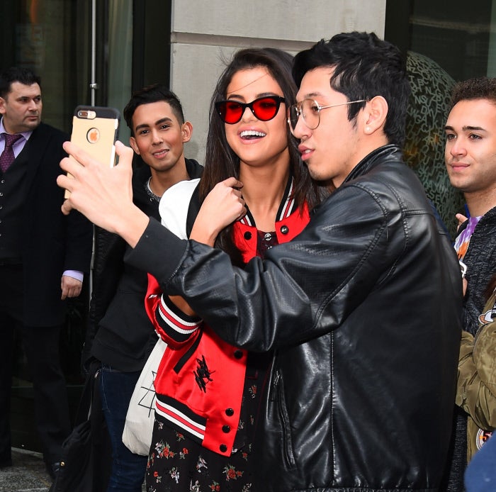 Lente roja y montura negra, justo los colores de su bomber. Se nota que Selena tiene todo muy medido.