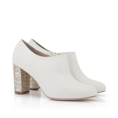 Zapato blanco abotinado con taclón glitter de Custom Chic. Precio: 269 euros.