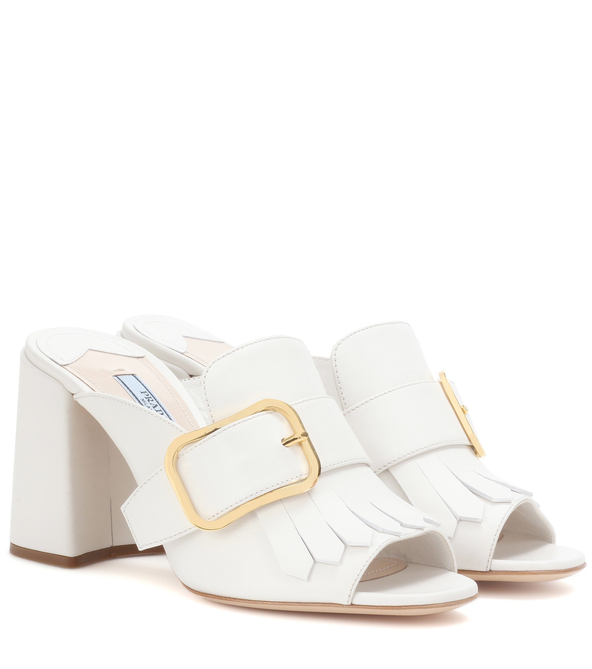 Zuecos blancos con hebilla dorada de Prada: Precio: 590 euros.