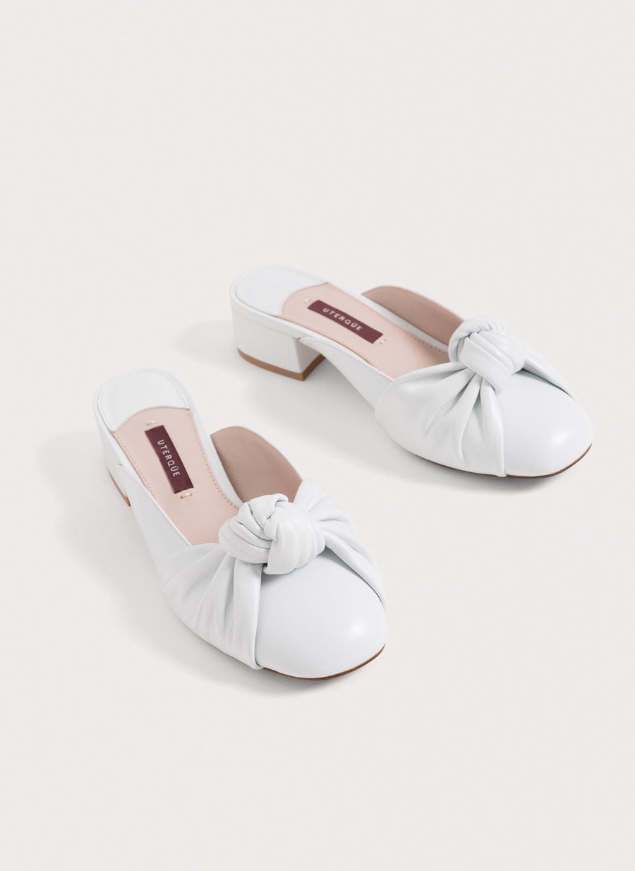 Zuecos de tacón cuadrado con nudo de Uterqüe. Precio: 89 euros.