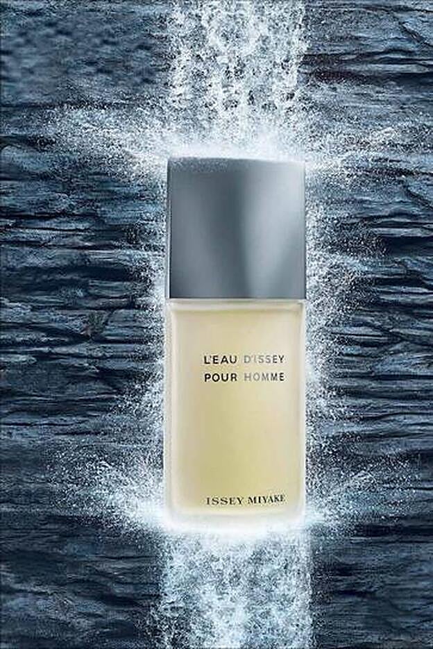 La icónica fragancia de Issey Mikaye es un guiño al agua, tan presente en la esencia del diseñador
