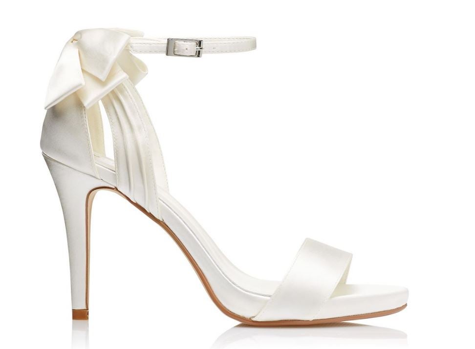 Sandalias de satén con lazo de Menbur. Precio: 79,95 euros.