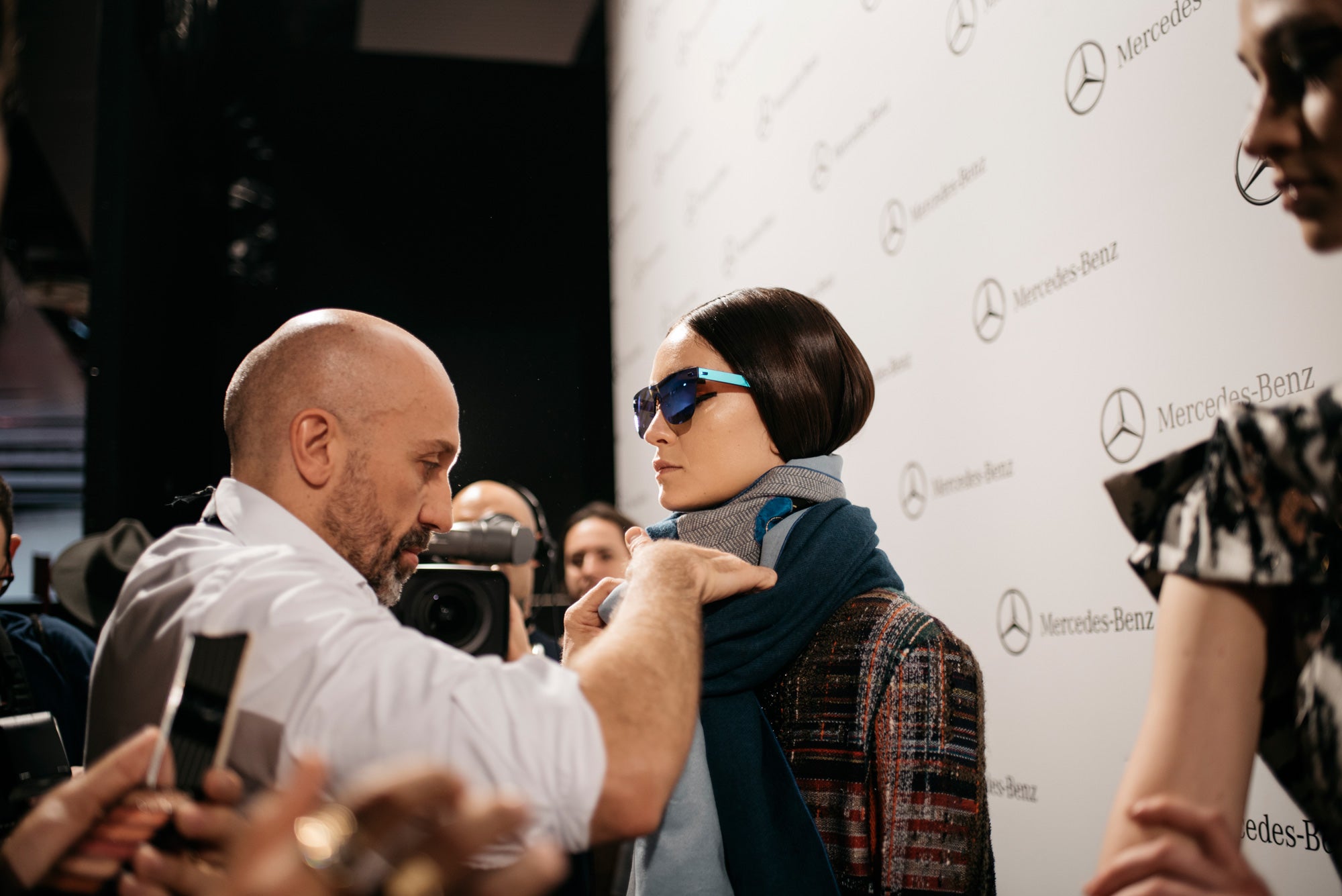 Y, por supuesto, antes de que las modelos salgan a la pasarela, los diseñadores retocan y dan el 'aprobado' a cada uno de sus looks. En la imagen, Arnaud Maillard