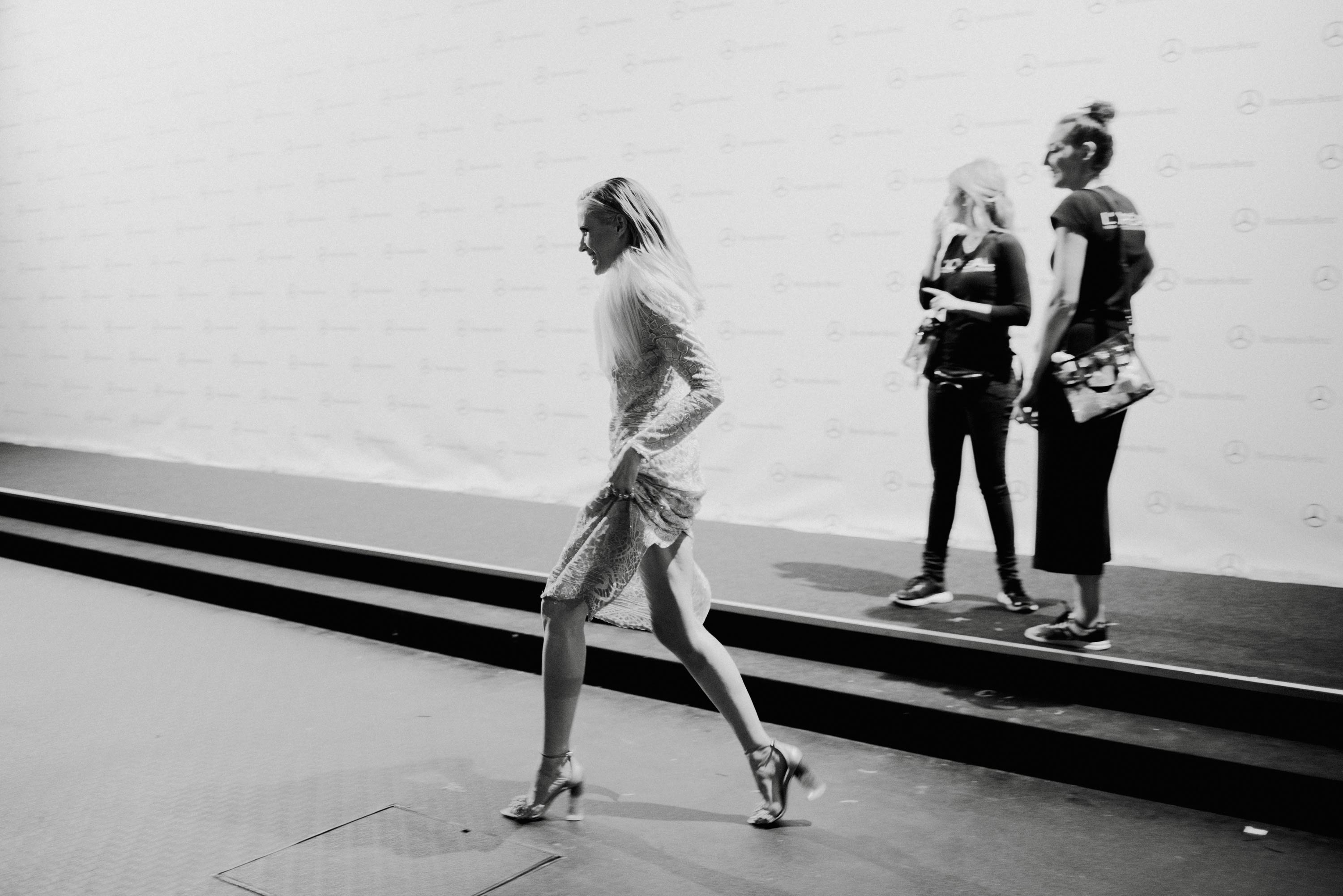 En la 'cara B' de la pasarela también descubres cómo Judit Mascó ha hecho un auténtico pacto con el diablo, y a sus 47 tiene un cuerpo, unas piernas, un rostro y una elegancia como pocas.