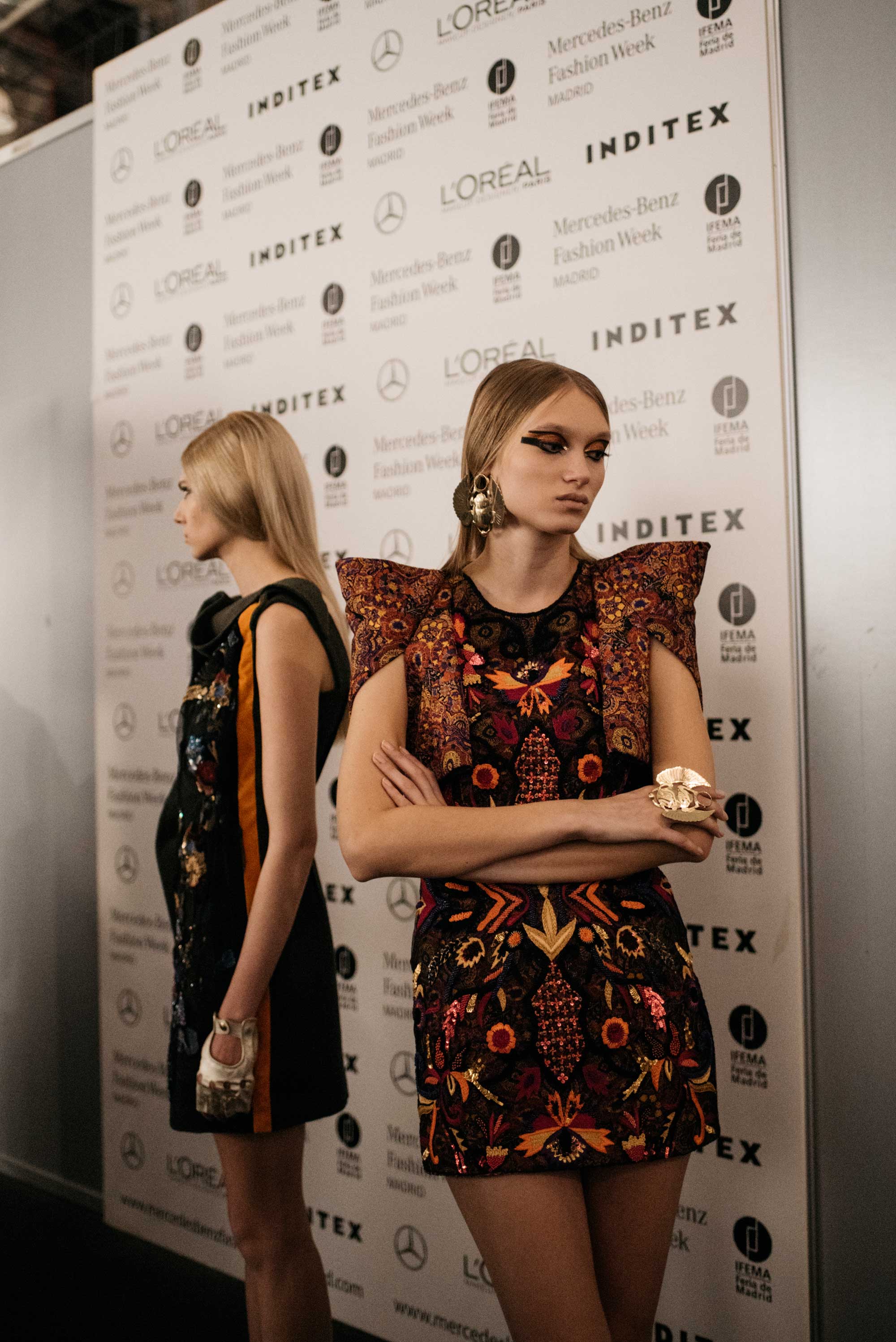 Aunque te hemos contado que se vive a carreras en una Semana de la Moda, siempre hay lugar para las esperas (y no, las modelos no siempre sonríen).