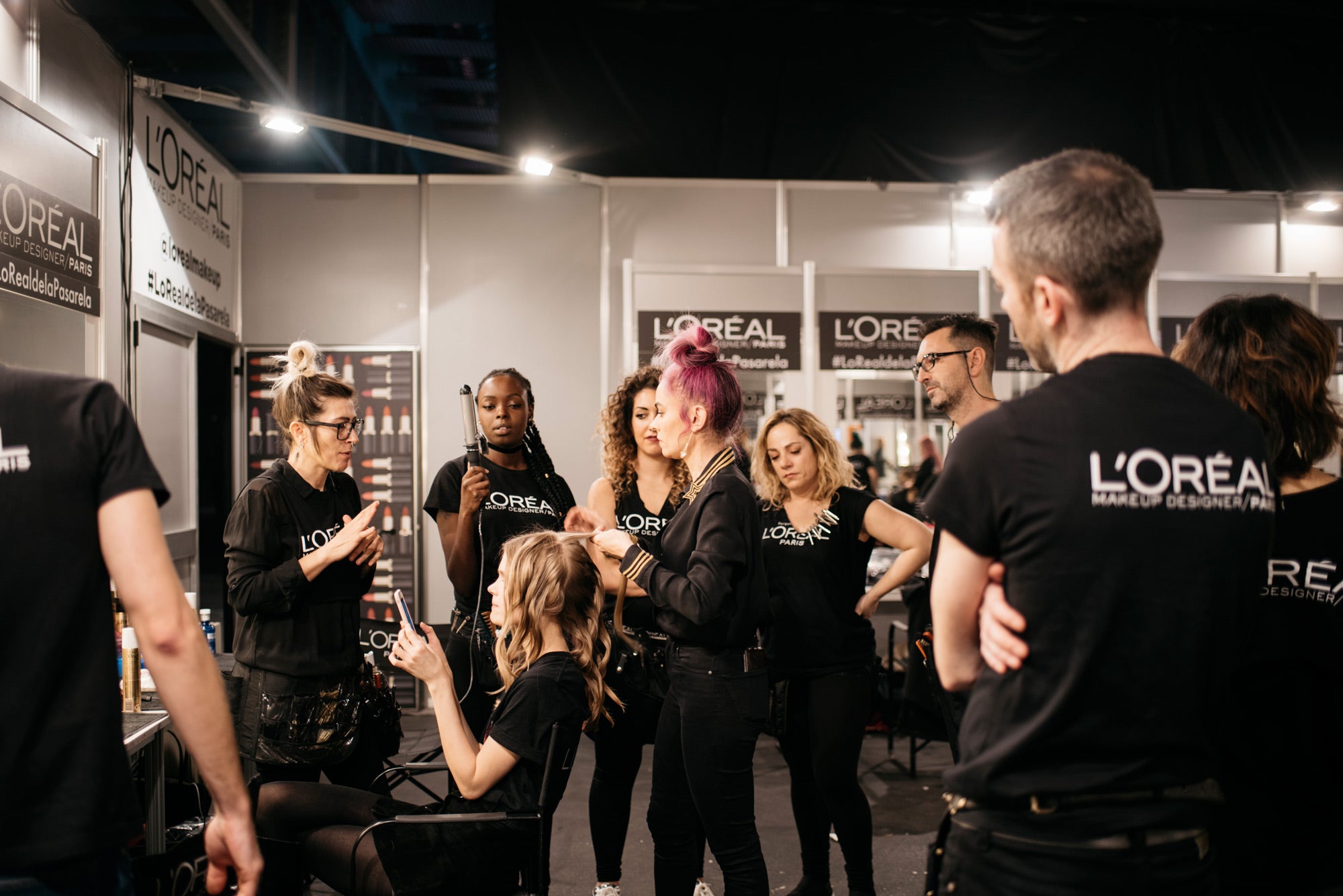 La sala de maquillaje y peluquería es un ir y venir constante, y en la de MBFWM, Beatriz Matallana es quien marca el ritmo de trabajo.