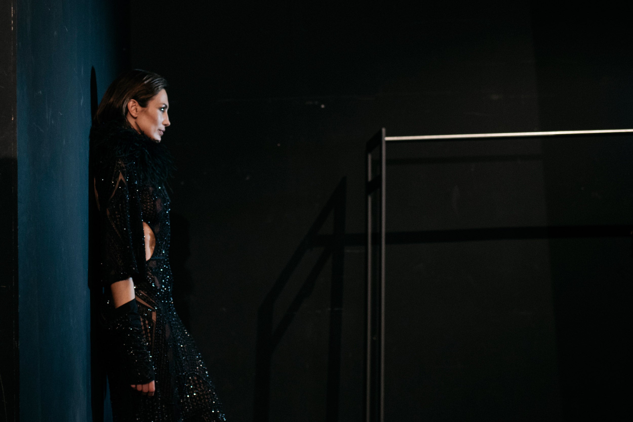 Y también puedes encontrarte a una 'top model' de las que ya no existen, como Nieves Álvarez, esperando su turno para salir a desfilar. Y regalarte, así, una de las imágenes más bonitas de la Semana de la Moda...