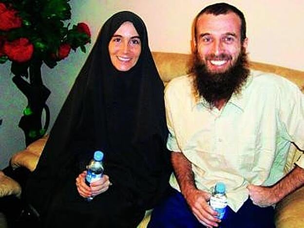 Con su amigo, el fotógrafo australiano Nigel Brennan, en Mogadiscio después de su liberación el 25 de noviembre de 2009. Habían pasado 463 días capturados.