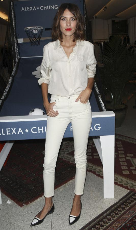 Pantalón blanco muy ceñido + blusa blanca + mocasines en black & white