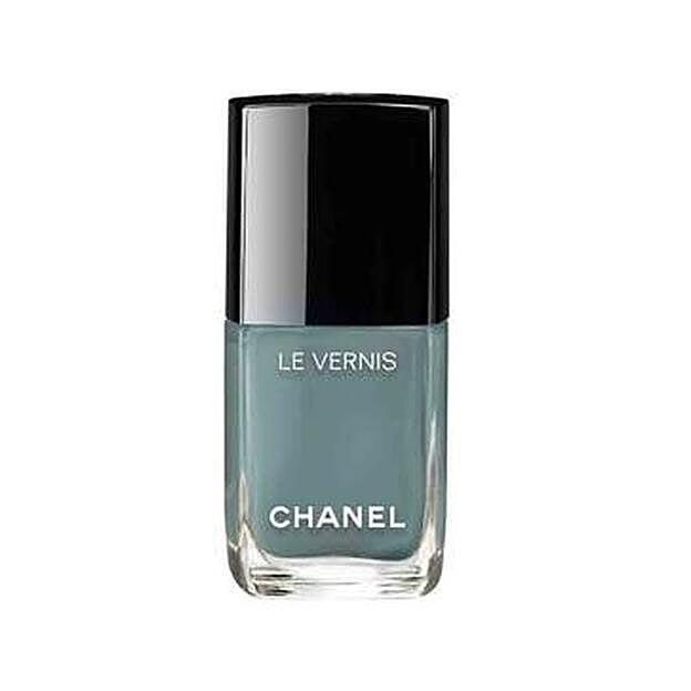 Le Vernis en tono Washed Denim de la colección Rouge Coco Gloss, de Chanel (26 euros).