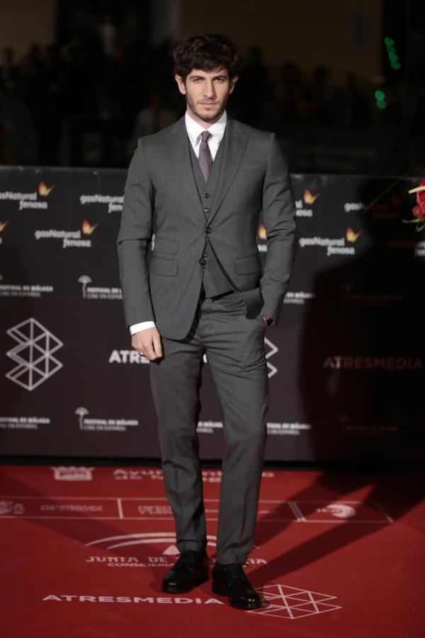 Elegante y muy correcto con su traje gris. todo un gentleman.