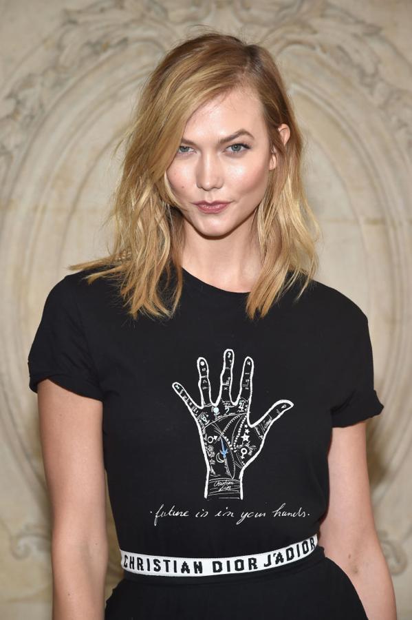Si quieres seguir llevando el pelo largo fíjate en la melena de Karlie Kloss, muy capeada para darle movimiento y con ondas ligeras.