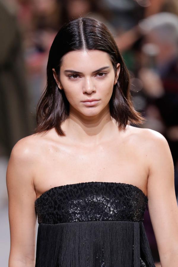Kendall Jenner con un carré plongeant, un corte cuadrado con una ligera inclinación y desfilado en puntas, según nos ha explicado Eduardo Sánchez, director de Maison Eduardo Sánchez.